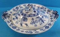 Los 8002 <br>gr. ovale Deckelterrine"Meissen" Zwiebelmuster um 1860, Knauf-Schwerter durchschliffen, Griffe mit  kl. Abplatzern , H-14 cm, 33x24 cm