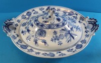 Auktion 341 / Los 8002 <br>gr. ovale Deckelterrine"Meissen" Zwiebelmuster um 1860, Knauf-Schwerter durchschliffen, Griffe mit  kl. Abplatzern , H-14 cm, 33x24 cm