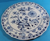 Auktion 361<br>gr. runde Platte "Meissen" Zwiebelmuster um 1860, Knaufschwerter durchschliffen, Gebrauchsspuren, D-37 cm