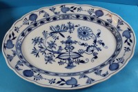 Los 8004 <br>grosse ovale  Fleischplatte "Meissen" Zwiebelmuster um 1860, Knaufschwerter durchschliffen, 45x35 cm