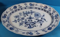 Los 8005 <br>grosse ovale  Fleischplatte "Meissen" Zwiebelmuster um 1860, Knaufschwerter durchschliffen, langer Altriss, 45x35 cm