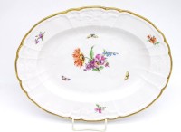 Los 8013 <br>Ovale Anbietschale von KPM Berlin Form - Rocaille Dekor 36 mit Goldrand 1.Wahl ,  L. 31 cm B. 24 cm H. 4,5 cm