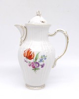 Los 8014 <br>Kaffeekanne KPM Berlin 1. Wahl mit Blumen und Insektenmalerei und Goldrand H.26 cm