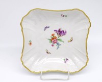 Los 8020 <br>Eckige Schale von KPM Berlin Dekor : Blumen und Insekten mit Goldrand 1. Wahl Ø 20,5 cm H. 6 cm