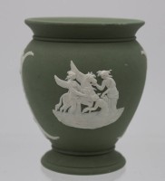 Auktion 341 / Los 8029 <br>kl. Vase, Wedgewood, grün, antikisierende Szenen, H-9,8cm.
