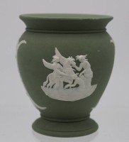 Los 8029 <br>kl. Vase, Wedgewood, grün, antikisierende Szenen, H-9,8cm.