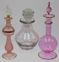 Los 10005 <br>3x div. Flacons, 2x Italien, 1x Kristall (Stöpsel nicht passend), bei orangefarbenem Flacon Stöpsel bestossen, ca. H-14cm.