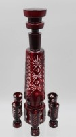 Auktion 341 / Los 10008 <br>hohe schlanke Karaffe mit 5 Schnapsgläsern, Kristall beschliffen, rot überfangen, Karaffe H-36,5cm Gläser H-8cm.