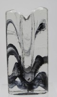 Auktion 341 / Los 10009 <br>schöne Kunstglasvase, wohl 60/70er Jahre, schwarze Einschmelzungen, H-22,5cm B-11cm.