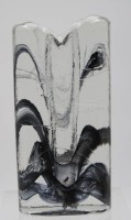 Los 10009 <br>schöne Kunstglasvase, wohl 60/70er Jahre, schwarze Einschmelzungen, H-22,5cm B-11cm.
