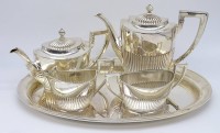 Auktion 344 / Los 11031 <br>Kaffee-Teekern mit gr. Tablett,  Alpacca, Dekor  Queen Anne, sehr gut erhalten, Kanne H-20 cm, 44x33 cm