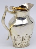 Auktion 341 / Los 11002 <br>massives Sahnekännchen, versilbert mit figürl. Dekor "Elkington&amp;Co", H-12 cm, um 1880, H-12 cm