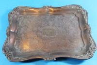 Auktion 341 / Los 15002 <br>Messing Gründerzeit-Tablett aus Kupfer, ehemals versilbert, mittig Monogramm datiert 1871, 25x35 cm