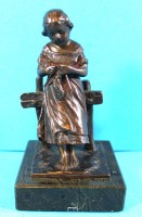 Auktion 341 / Los 15007 <br>Ludwig EISENBERGER (act.c.1895-1920), Bronze, Mädchen am Zaun, H-10 cm