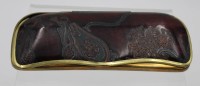 Auktion 341 / Los 15012 <br>schöne Brillen-Etui, Messing mit geprägtem Leder bezogen, Etikett "Reinhold Kühn", L-16,5cm.