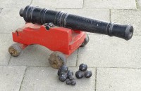Los 16002 <br>alte  Schiffskanone auf Holzlafette, Altersspuren, mit 3 Kugelhaufen (verbunden, also nur noch Deko), zus. ca. 21 kg, L-63 cm, H-max. 25 cm