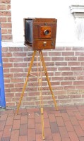 Auktion 341 / Los 16005 <br>Antike Holzkamera auf Holzstativ mit 3 Kassetten von M. Grabner Funktion nicht geprüft