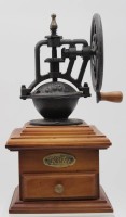 Los 16013 <br>dekorative Kaffeemühle nach antikem Vorbild, ca. H-27,5cm.