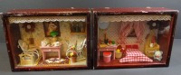 2x Schau-Vitrinen mit Puppenstuben-Einrichtungen, je. 15x20 cm, T-6,5 cm