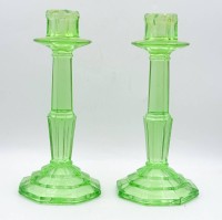 Los 10012 <br>Paar Leuchter, wohl Uranglas, H-20,5 cm
