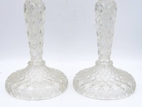 Los 10013 <br>Paar hohe Pressglas-Leuchter, H-23 cm