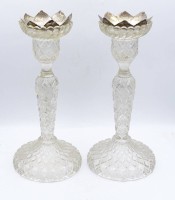 Auktion 369<br>Paar hohe Pressglas-Leuchter, H-23 cm