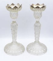 Auktion 369<br>Paar hohe Pressglas-Leuchter, H-23 cm
