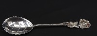 Auktion 341 / Los 11029 <br>kleiner Dessertlöffel Hildesheimer Rose aus Silber , Punziert 0,800 , L. 11 cm , 10,5 g