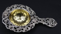 Auktion 341 / Los 11032 <br>Antikes Teesieb aus Silber (geprüft) im Rosenmuster , Sieb vergoldet , L. 10,2 cm , 28,8 g