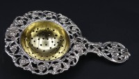 Los 11032 <br>Antikes Teesieb aus Silber (geprüft) im Rosenmuster , Sieb vergoldet , L. 10,2 cm , 28,8 g