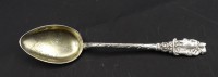 Los 11041 <br>Antiker Dessertlöffel aus Silber verziert mit Junges Paar , Löffel vergoldet , 0,800 Punziert , L. 10 cm . 10,4 g