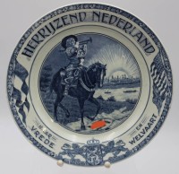 Auktion 341 / Los 7015 <br>Wandteller, Befreiung der Niederlande, Maastricht, Unterseite bestossen, D-23,5cm.,