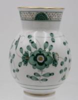 Auktion 341 / Los 8032 <br>kl. Vase, Meissen, Schwertermarke, indisch grün, H-10,5cm, 1. Wahl