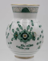 Los 8032 <br>kl. Vase, Meissen, Schwertermarke, indisch grün, H-10,5cm, 1. Wahl