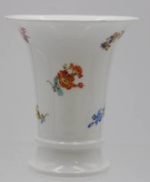 Auktion 341 / Los 8033 <br>kl. Kratervase, Meissen, Schwertermake 4x durchschliffen, Streublümchen. H-9,7cm.