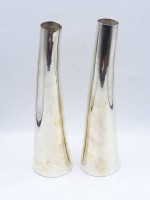 Los 11044 <br>Paar leicht gekrümmte Vasen, versilbert,H-21 cm,