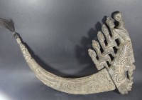 Los 15016 <br>gr. 2tlg.Horn, wohl Ozeanien?, Holzschnitzerei,  unten einige kleine Fehlteile sowie Abplatzer,  H-40 cm, L-52 cm, Zweck?