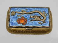 Los 15502 <br>Pillendose, wohl China, emailliert, Drachenrelief, ca. 4,2 x 2,8cm.