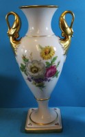 Auktion 341 / Los 8034 <br>hohe Schwanenhals-Vase mit Blumendekor "Kaiser", H-35 cm