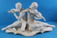 Auktion 369<br>gr. Porzellanfigur  Hutschenreuther "Sonate" Entwurf Carl Werner 1935, gr&uuml;ne Stempelmarke mit Zusatz Germany Kunstabteilung 1955-1968, naturalistische Ausformung mit  dezenter Goldstaffage, auf oblongem, vierpassig geschweiftem Sockel sitzendes Kinderpaar, Fl&ouml;te bzw. Geige spielend, guter Zustand, L 41cm.H-20 cm