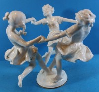 Auktion 363 / Los 8002 <br>Figurengruppe "Maitanz" Hutschenreuther", Entwurf Karl Tutter, 1x an Hand gerissen (restauriert?), H-21 cm, D-21 cm