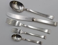 Los 11051 <br>Bauhaus-Restbesteck, WMF 2500, Atelier Kurt Mayer, 90er Auflage, 5x Vorlegeteile, 12x Esslöffel, 7x Messer, 8x Gabeln, 6x Kuchengabeln, 12x Kaffeelöffel