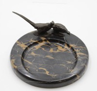 Los 15019 <br>Marmor-Ablageschale mit 2 Bronze-Fasane, ca. H-10,4cm D-25cm.