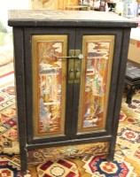 Los 15504 <br>kl. chinesische Kommode, alter?, leichte Gebrauchsspuren, 1x Druckstelle, H-79cm B-56cm T-36cm.