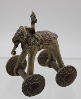 Auktion 341 / Los 15514 <br>indischer Tempelelefant auf Rollen, wohl Bronze, älter, 1x Arm des Reiters fehlt, H-11,3cm.