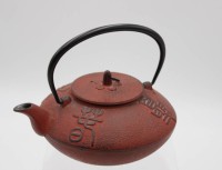 Los 15515 <br>gusseiserne Teekanne, Schriftzeichen, gemarkt, unter roter Farbe, H-10cm.