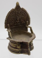 Los 15516 <br>Öl-Lampe, älter, hinduistische Darstellung, wohl Bronze, älter, H-13,9cm B-9cm.