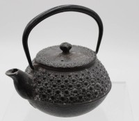 Los 15521 <br>kl. gusseiserne Teekanne, gemarkt, China, Reliefdekor, H-8cm.