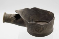 Los 15523 <br>Schmelztiegel oder ähnliches, China., Bronze, starke Altersspuren und Beschädigungen, L-20cm H-8,8cm.