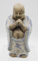 Los 15525 <br>grüssender Buddha, China, Blaumalerei, Keramik, älter, H-20,5cm, gemarkt